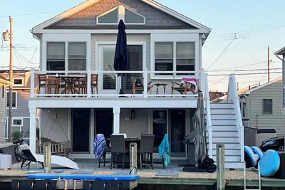 Image de Ob2 Bay front 3 bedroom home- walk to beach