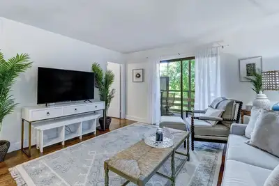 Image de Freshly Updated 2br/2ba - Secret Path to Beach!