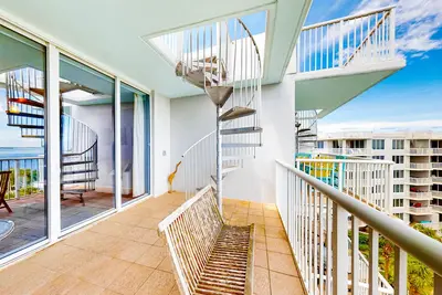 Image de Idyllic coastal condo with pool, lazy river, hot tubs, & rooftop terrace