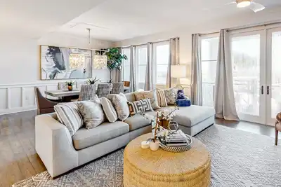 Image de Gorgeous, updated condo with balconies, pool, & great location near 30a