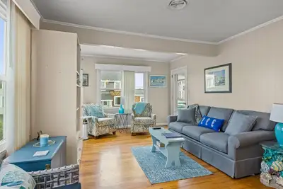 Image de Dog-friendly coastal gem a block from the beach with fast WiFi, Ac & large deck