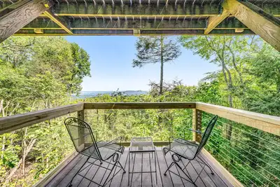 Image de 12-acre mountain-view retreat with private hot tub, fireplace & club pool access