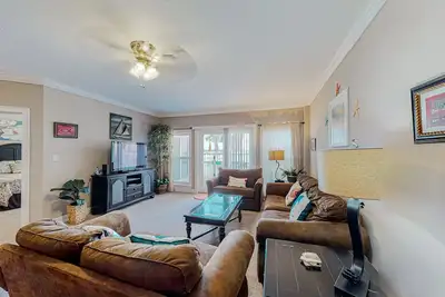 Image de Ground-floor condo with ocean view, pool/hot tub access, & private W/D