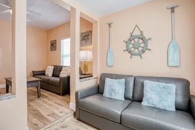 Image de Central beach cottage with full kitchen, Ac, & W/D - walk to beach & dining