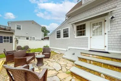 Image de Classic dog-friendly home with private washer\/dryer & outdoor shower
