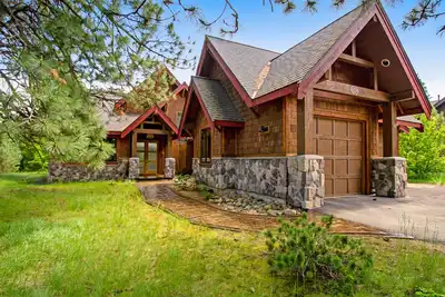 Image de Golf-course-view cabin with hot tub, firepit, & grill - near hiking/biking