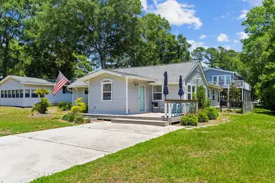 Image de Dog-friendly home near Intracoastal with deck, gas grill, W/D, & fenced yard