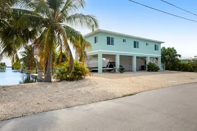 Image de Waterfront home with boat dock, 2 kayaks, 2 bikes, Ac & W\/D - dog-friendly