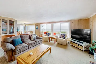 Image de Oceanfront home with a  washer/dryer & beach access