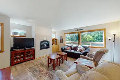 Image de Dog-friendly 2-story duplex with gas fireplace, enclosed yard, gas grill & W/D