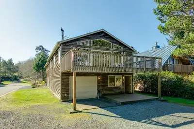 Image de 2-story dog-friendly home with beach access, Ping-Pong table, & grill