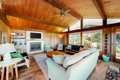 Image de Dog-friendly ocean-view home with gas grill, deck, gas fireplace, washer/dryer