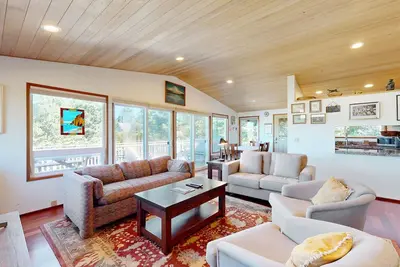 Image de 2-story dog-friendly home with Ping-Pong, gas grill, deck, wood stove/fireplace