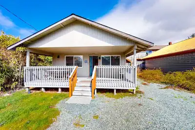 Image de Dog-friendly home one block from the beach with deck & washer/dryer