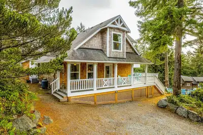 Image de Classic, dog-friendly beach house with vast outdoor living, hot tub & firepit