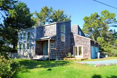 Image de Dog-friendly sunlit duplex - 1 block from ocean & perfect beach retreat