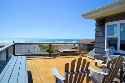 Image de Gorgeous dog-friendly home with spectacular ocean views & deck - walk to Main St