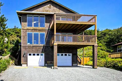 Image de Dog-friendly condo with ocean views, wrap-around deck, gas grill, gas fireplace