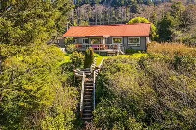 Image de Delightful dog-friendly home with bay views, private hot tub & sauna