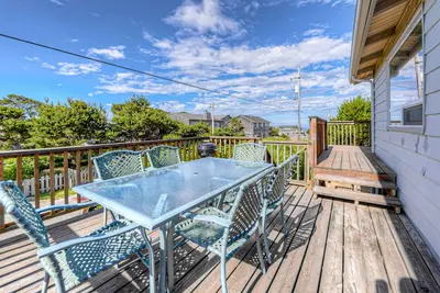 Image de Dog-friendly home with electric fireplace, enclosed yard, deck, beach access