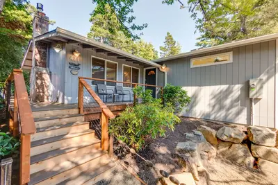 Image de Adorable dog-friendly home with gas grill, gas fireplace & private back patio