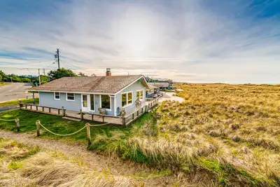 Image de Oceanfront home with a deck, washer/dryer, fireplace - two dogs welcome