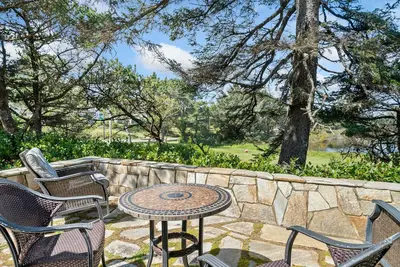 Image de 2-story golf course-front home with golf views, beach access and wood fireplace