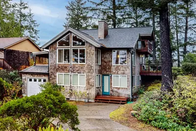 Image de Spacious 3-story home near the beach with water views, grill, deck, & firepit