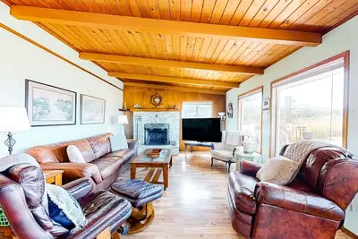 Image de Oceanfront, dog-friendly home with washer/dryer & fireplace