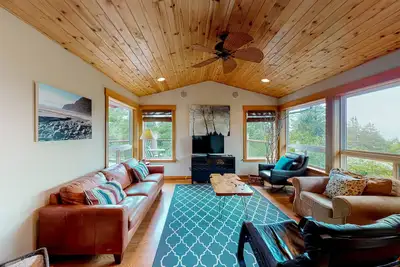 Image de Ocean view home with beach access, washer/dryer, deck, fireplace - two dogs Ok