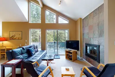 Image de Darling dog-friendly home with gas fireplace, deck, gas grill and beach access