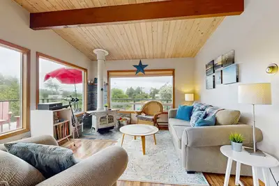 Image de 2-story dog-friendly home with deck, gas grill, woodstove & ocean views