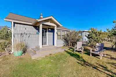 Image de Adorable coastal home near the beach & downtown with deck & private washer/dryer