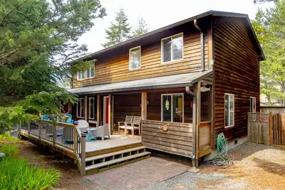 Image de 2-story home with deck, gas grill, Ping-Pong, foosball, cornhole, W/D, game room