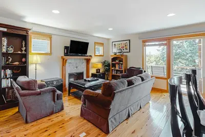 Image de Home with a washer/dryer, fireplace & spacious deck with grill