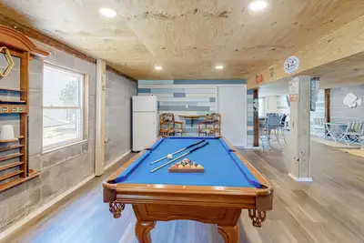 Image de Dog-friendly home walkable to the beach with decks, patio, firepit, & pool table