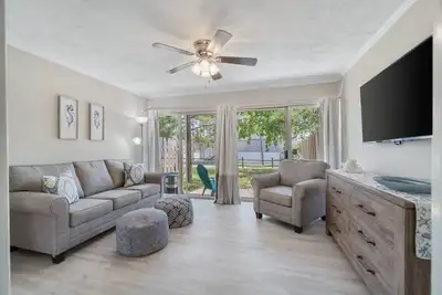 Image de 2 bedroom Newly remodeled, walk to the Beach! Sleeps 6