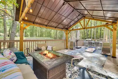 Image de Game Room + Home Theater! Immaculate Poconos Lodge