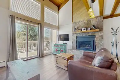 Image de Modern townhome near skiing with mountain view, garage & secured bike storage