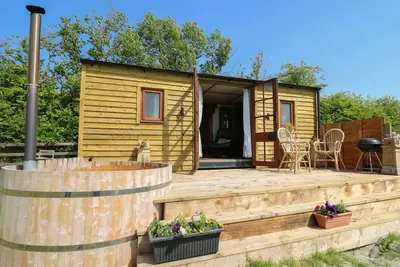 Image de Hawthorn Hut, pet friendly, with hot tub in Llangurig