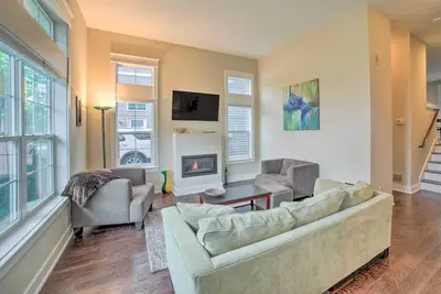Image de Benton Harbor Townhome w/ Golf Course View!