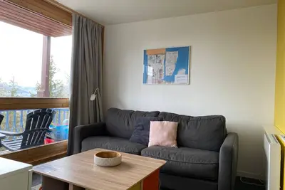 Image de Appartement calme, rénové, balcon, près commerces et ski, 7-8 pers, parking inclus. WiFi gratuit.