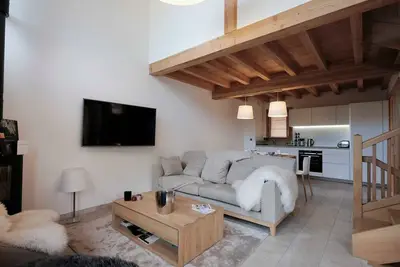Image de Chalet Aigle · Accès Pistes · Wifi · Jacuzzi · Sauna · Poêle à bois · Parking · 3 Chambres en Suite