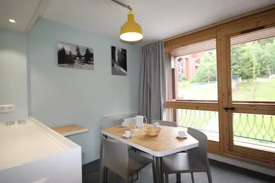 Image de Studio cabine rénové pour 5 pers. avec balcon, au calme, proche Transarc et commerces, Wifi inclus