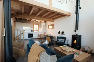 Image de Chalet Léa · Ski-in/Ski-out · Wifi Gratuit · Jacuzzi · Sauna · Parking Couvert · 6 Personnes