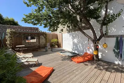 Image de Maison Rénovée avec Jacuzzi et Cuisine d'Été au Centre du Village