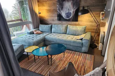 Image de Appartement rénové 3 pièces · Balcon · Wifi gratuit · Parking inclus · Proche commerces & Transarc