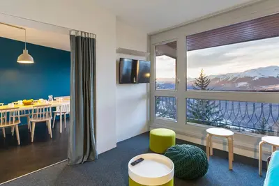 Image de Appartement rénové pour 7/8 pers · Balcon · Prox. commerces & Transarc · Parking & Wifi inclus