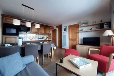 Image de Appartement calme et spacieux · Pied des pistes · Balcon · Piscine et parking inclus