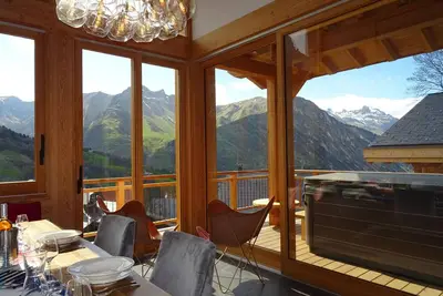 Image de Chalet avec jacuzzi, sauna, accès direct aux pistes et Wifi